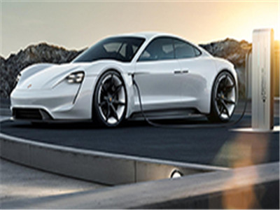 Porsche premieres 500km EV